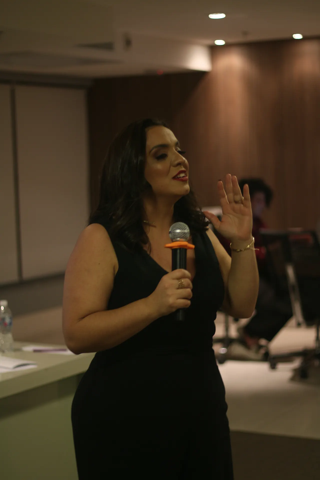 Vanerika no palco, falando ao público